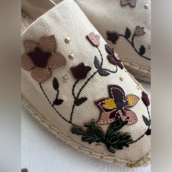 New Tory Burch Espadrilles with embroidered leather flowers Size 6 - Picture 2 of 9